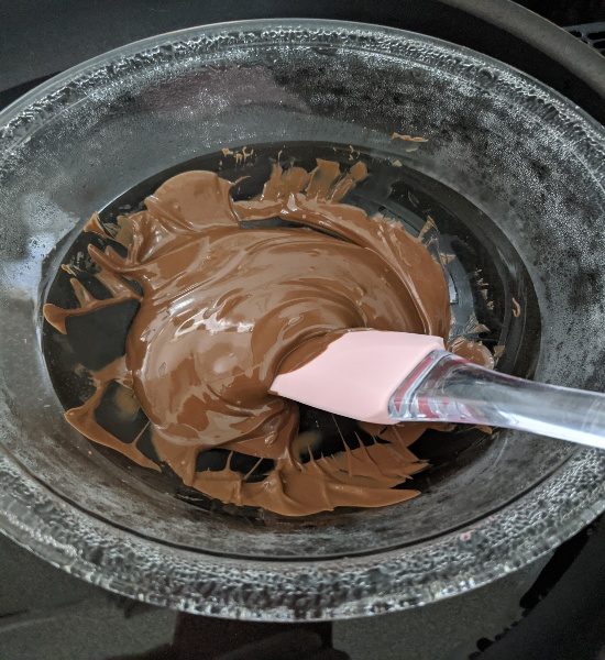 お菓子作り、チョコを湯煎にかける、溶かす